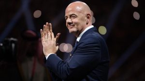 国际足联主席詹尼-因凡蒂诺表示，国际足联将要求每个国家的一个体育场以佩莱的名字命名